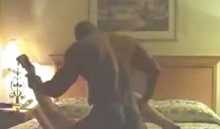 Leidenschaftliche Frau hausfrauensex kostenlos mit einer Zigarette fickt einen Mann