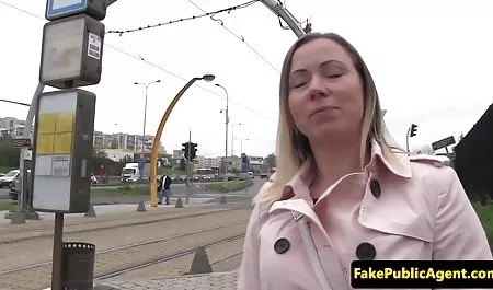 Während er die reife hausfrauen bumsen Kamera hielt, saugte das Baby!