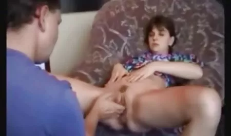 Aufgeregt hausfrauen taschengeld sex von einem Musikinstrument und mit einem Mann im Bett gespielt