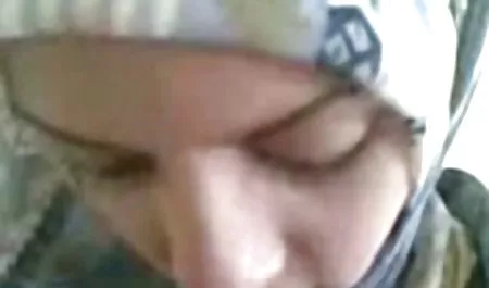 Ein junge nackte hausfrauen Mann hat Spaß in der Küche mit zwei Schlampen