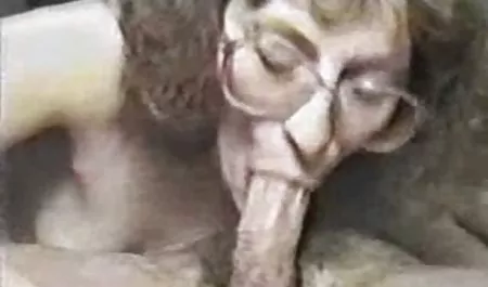 Taylor geile sexy hausfrauen Vixen masturbiert am Kamin