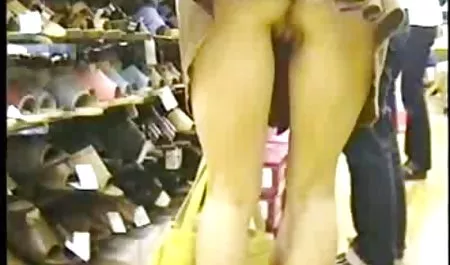 Junge Schönheiten verführten einen Kerl mit ihren seitensprung hausfrauen Liebkosungen