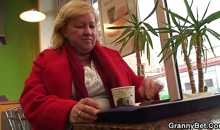 Mädchen in reife hausfrau sex der Umkleidekabine