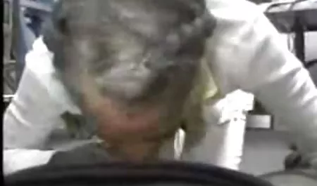 Anstelle einer Erhöhung bekam ich hausfrauen bumsen einen Blowjob