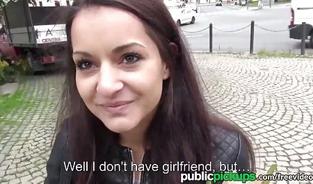 Fall in der Toilette und die gratis hausfrauensex Geilheit der Blondine