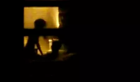 Junges Paar hausfrauen sexi im Bett ausruhen