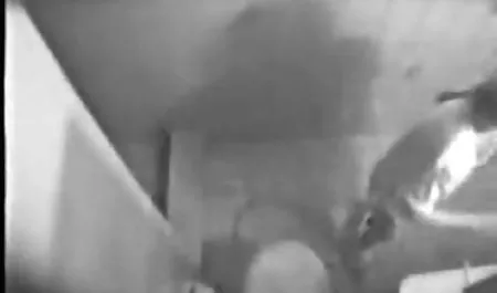 Schneiden reife hausfrauen kostenlos einer Prostituierten auf einem breiten Bett