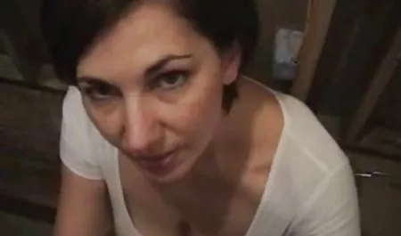 Brennender Blowjob von einer schönen Dienstmagdblondine nackte hausfrauen am strand