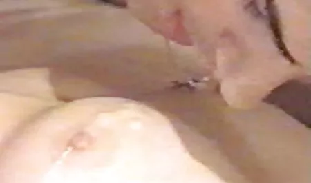 Junge Hündin, die schön reife nackte hausfrauen im Bett fingert