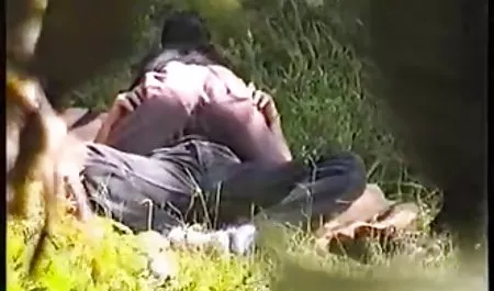 Schöner Student, der in seitensprung hausfrauen den Büschen moonlighting ist