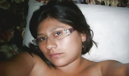 Nessa Shine lacht mit einem Schwanz versaute geile hausfrauen