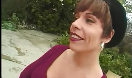 Küken mit dicken hausfrauen reiche sex Titten spielen auf der Couch