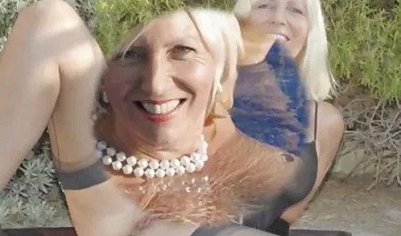 Älterer Frauenkumpelhelme im Wohnzimmer hausfrauensex gratis