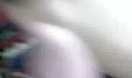 Leidenschaftliches Mädchen macht ao hausfrauen einen saftigen Blowjob