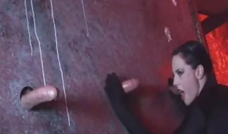 Ein Mädchen kostenlose pornofilme hausfrauen in einem roten Netzanzug ergab sich drei