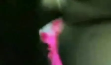 Weißer Penis, der mit einem schwarzen sexhausfrauen Phallus sich versteckt